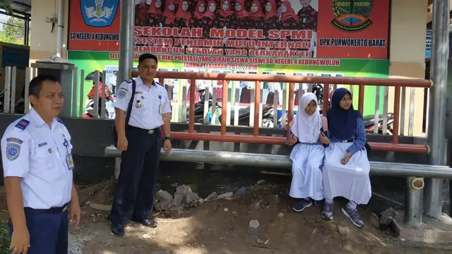 Anak sekolah menunggu bus sekolah gratis di halte bus sekolah, Kemawi, Somagede, Banyumas. (Foto: Liputan6.com/Humas Setda Banyumas/Muhamad Ridlo)