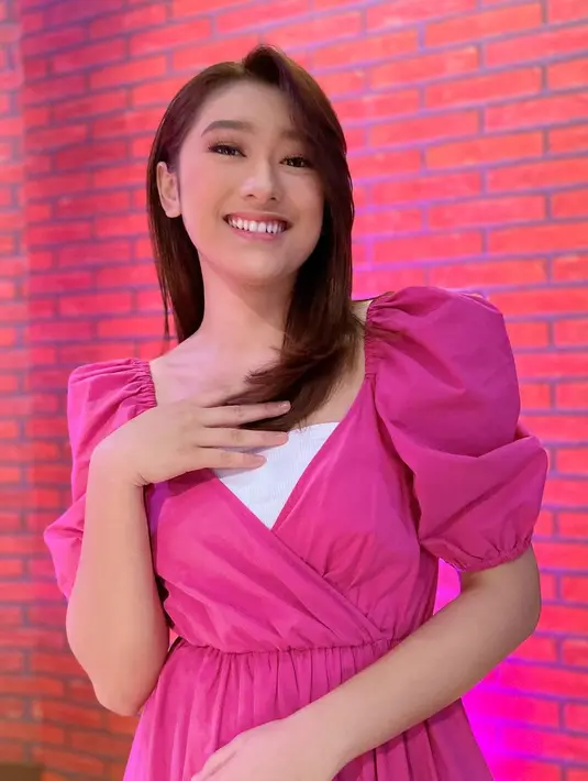 Penampilannya pun kian hari kian memesona, apalagi senyum manis Amanda Caesa yang mampu menghipnotis banyak orang. (FOTO: instagram.com/amandacaesaa)