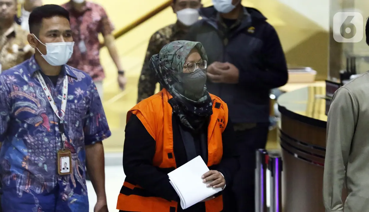 <p>Bupati Bogor 2018-2023, Ade Yasin (tengah) bersiap menjalani rilis penetapan tersangka di Gedung KPK, Jakarta, Kamis (28/4/2022). Ade Yasin ditahan KPK terkait dugaan suap pengurusan laporan keuangan Pemerintah Kabupaten Bogor tahun 2021 bersama tujuh orang lainnya. (Liputan6.com/Helmi Fithriansyah)</p>