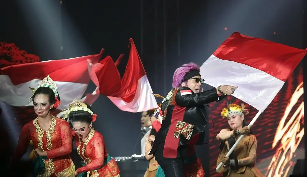 Atta Halilintar Kibarkan Bendera Merah Putih di Panggung YouTube FanFest Indonesia 2019. (Bambang E Ros/Fimela.com)