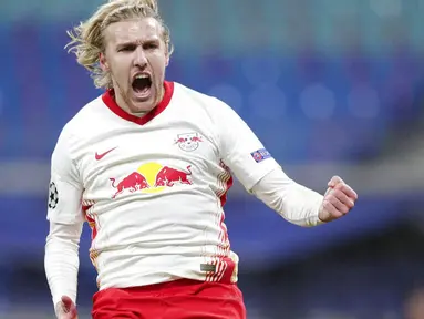 Pemain RB Leipzig, Emil Forsberg, melakukan selebrasi usai mencetak gol ke gawang Paris Saint Germain pada laga Liga Champions di RB Arena, Kamis (5/11/2020). RB Leipzig menang dengan skor 2-1. (AP/Michael Sohn)