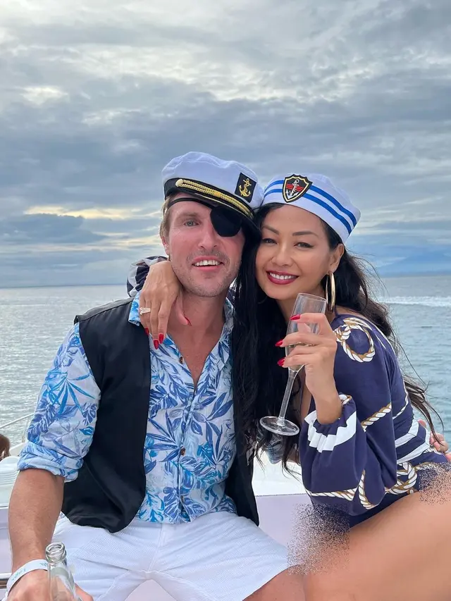 Tampil Pakai Baju Pelaut, Ini 7 Potret Indah Kalalo di Ulang Tahun Suami