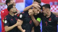 Pemain Timnas Albania, Klaus Kjasula disambut rekan setimnya usai mencetak gol ke gawang Kroasia pada ajang Euro 2024. (JOHN MACDOUGALL / AFP)