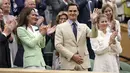 Sang putri kemudian terlihat di Royal Box bersama mantan Juara Wimbledon, Roger Federer, dan keduanya terlihat tersenyum. (AP Photo/Alberto Pezzali)