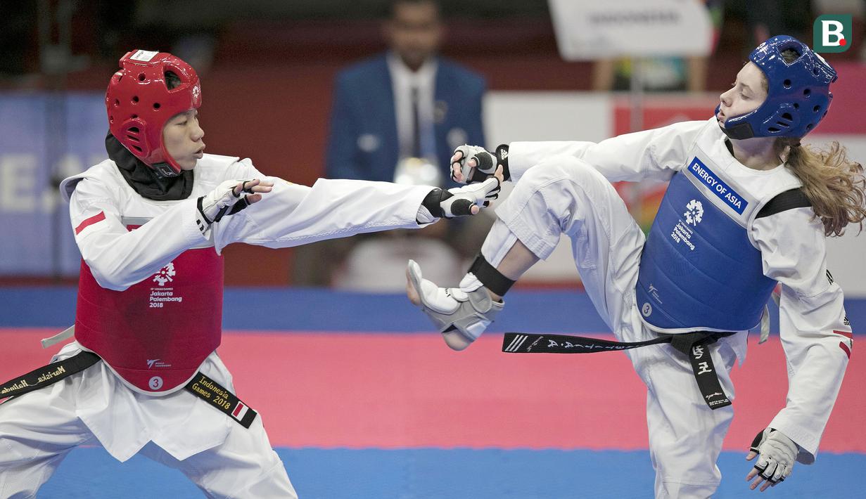 Atlet taekwondo Indonesia, Mariska Halinda, saat melawan wakil Lebanon, Laetitia Aoun, pada babak perdelapan final Asian Games di JCC, Jakarta, Senin (20/8/2018). Mariska Halinda kalah poin 22-23 dari Laetitia Aoun. (Bola.com/Peksi Cahyo)