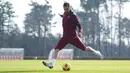 Striker baru AC Milan, Mario Mandzukic, melepaskan tendangan saat melakukan latihan perdana di Pusat Latihan AC Milan, Selasa (19/1/2021). Kehadiran Striker veteran asal Kroasia ini akan menambah ketajaman lini depan AC Milan. (Spada/LaPresse via AP)