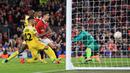 Ronaldo berhasil memanfaatkan umpan silang Bruno Fernandes yang berhasil disundulnya. Meski sempat ditepis, ia dengan cepat menyambar kembali bola muntah untuk menjadi gol. (AFP/Lindsey Parnaby)