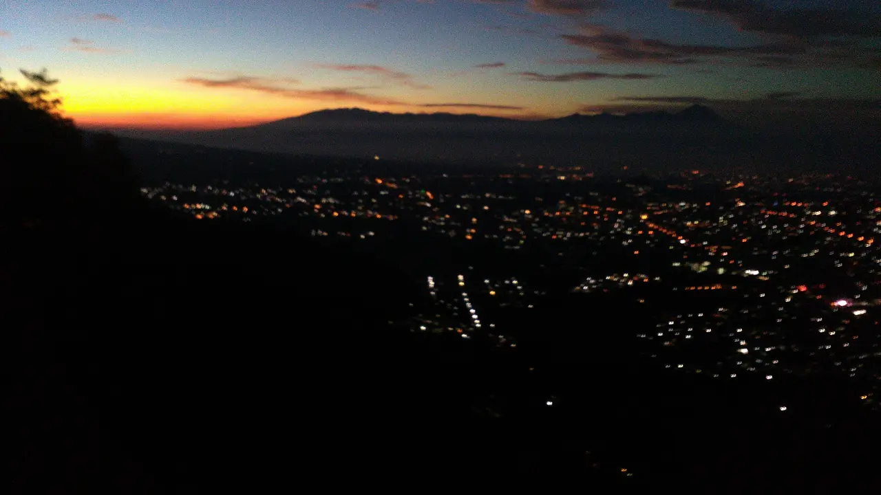 Bukit Paralayang, Batu