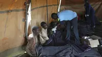 Delapan orang penambang berhasil diselamatkan hidup-hidup setelah tambang emas rakyat tersapu banjir di Zimbabwe (AP/Tsvangirayi Mukwazhi)