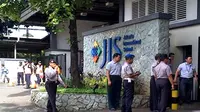 Para  pria dan wanita pekerja Outsourcing dari ISS di TK JIS ini memasuki ruang IGD Rumah Sakit Polri Keramat Jati, Jakarta Timur. Seluruh pekerja ini akan menjalani pemeriksaan.