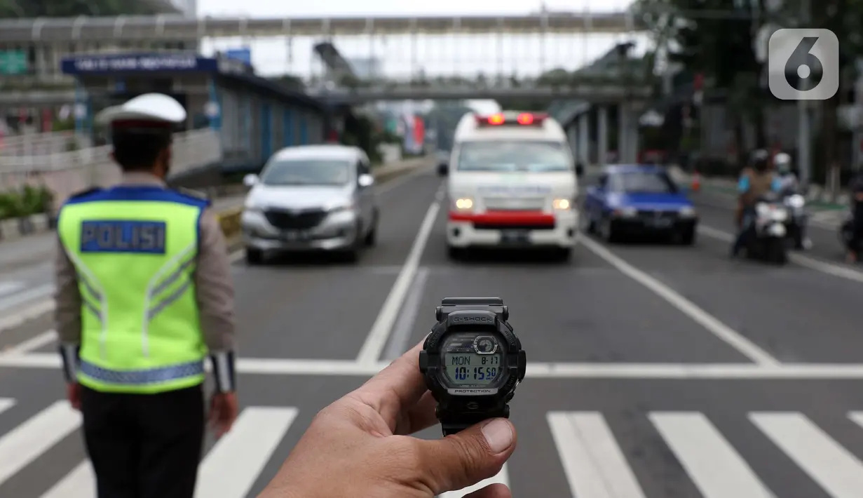 Jam menunjukkan waktu dimulainya penghentian aktivitas di perempatan Bank Indonesia jalan MH Thamrin, Jakarta, Senin (17/8/2020). Dalam rangka HUT ke-75 tahun Kemerdekaan Indonesia, aktivitas dihentikan sejenak sebagai bentuk penghormatan detik-detik proklamasi. (Liputan6.com/Helmi Fithriansyah)