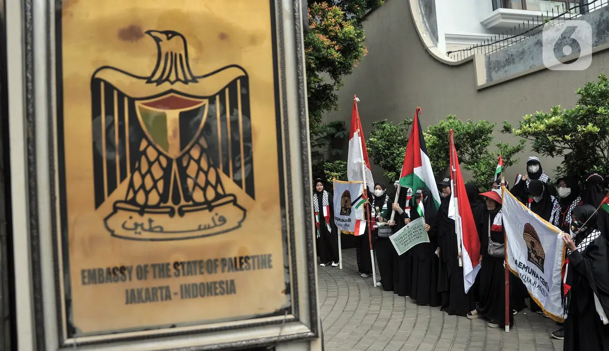 Massa yang tergabung dalam Aqsa Working Group (AWG) membentangkan poster dan bendera Palestina serta Indonesia saat menggelar Aksi Damai Solidaritas untuk Palestina di Kantor Kedutaan Besar Palestina untuk Indonesia. (merdeka.com/Iqbal S. Nugroho)