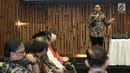 Ketua KPI Yuliandre Darwis memberikan sambutan dalam acara buka puasa bersama di SCTV Tower, Jakarta (22/5). SCM-Emtek menggelar buka bersama dengan jajaran Kemenkominfo, Komisi I DPR, KPI, dan Lembaga Sensor Film (LSF). (Liputan6.com/Herman Zakharia)