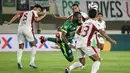 Pemain PSS Sleman, Federic Injani terjatuh saat mendapatkan pengawalan dari para pemain Garudayaksa FC dalam laga final Pegadaian Championship 2025/2026 di Stadion Maguwoharjo, Sleman, Yogyakarta, Sabtu (09/05/2026). (Bola.com/Abdul Aziz)