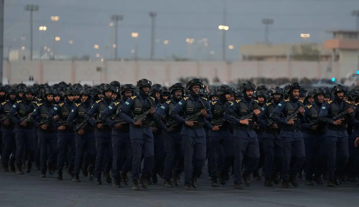 Para anggota pasukan khusus Saudi untuk Haji dan Umrah (SFHU) melakukan defile saat parade militer dalam persiapan pengamanan ibadah haji, di Mekah, Arab Saudi, Kamis 21 Mei 2026. (AP Photo/Altaf Qadri)