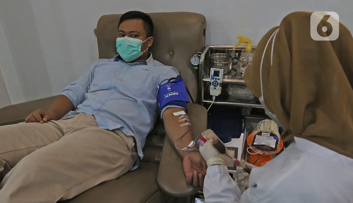 Petugas mengambil darah pendonor di kantor PMI DKI Jakarta, Jumat (20/3/2020). Dampak meluasnya Virus Corona COVID-19, stok darah di PMI Jakarta menurun 60 - 70 persen hingga membuat pihak rumah sakit membuka donor darah atau mengirim pendonor ke PMI. (Liputan6.com/Herman Zakharia)
