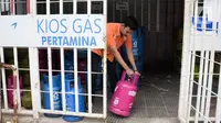 Petugas merapikan bright gas 5,5 kg dan 12 kg di SPBU Cikini, Jakarta, Rabu (8/4/2020). PT Pertamina (Persero) melalui MOR III mencatat peningkatan konsumsi LPG nonsubsidi rumah tangga sebesar 25 persen di wilayah DKI Jakarta, Jawa Barat, dan Banten dalam sepekan terakhir.(Liputan6.com/Angga Yuniar)