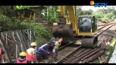 Dalam tahap awal perbaikan, para pekerja segera melakukan pemadatan tanah disekitar lokasi longsor.