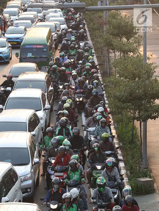 Kendaraan terjebak kemacetan di Jalan Casablanca, Jakarta, Sabtu (6/10). Adanya JLNT Kampung Melayu-Tanah Abang di kawasan tersebut tidak berdampak signifikan untuk mengurai kemacetan akibat tingginya volume kendaraan. (Liputan5.com/Immanuel Antonius)