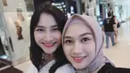 Frieska dan Melody, kakak dan adik yang masuk dalam generasi 1 JKT48 pada 2011. Kini keduanya sudah tak bersama di JKT48. Melody memutuskan graduate pada 2018. Meski sudah tak satu panggung lagi, kedua tetap terlihat kompak. (Liputan6.com/IG/@jkt48frieska)
