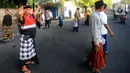 Pecalang turut mengatur lalu lintas di lokasi agar jalannya shalat tidak terganggu suara kendaraan. (merdeka.com/Arie Basuki)