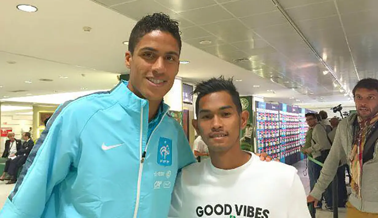 Martunis foto bersama Raphael Varane usai menonton laga antara Real Madrid melawan Getafe di Stadion Santiago Bernabeu, Spanyol. (Istimewa)