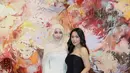 Kemudian Emy Aghnia yang tampil dengan maxi dress putih dan pashmina warna beige. Aksesori gelang emas di tangan menambah impresi elegan pada penampilan simple-nya. [@emyaghnia].