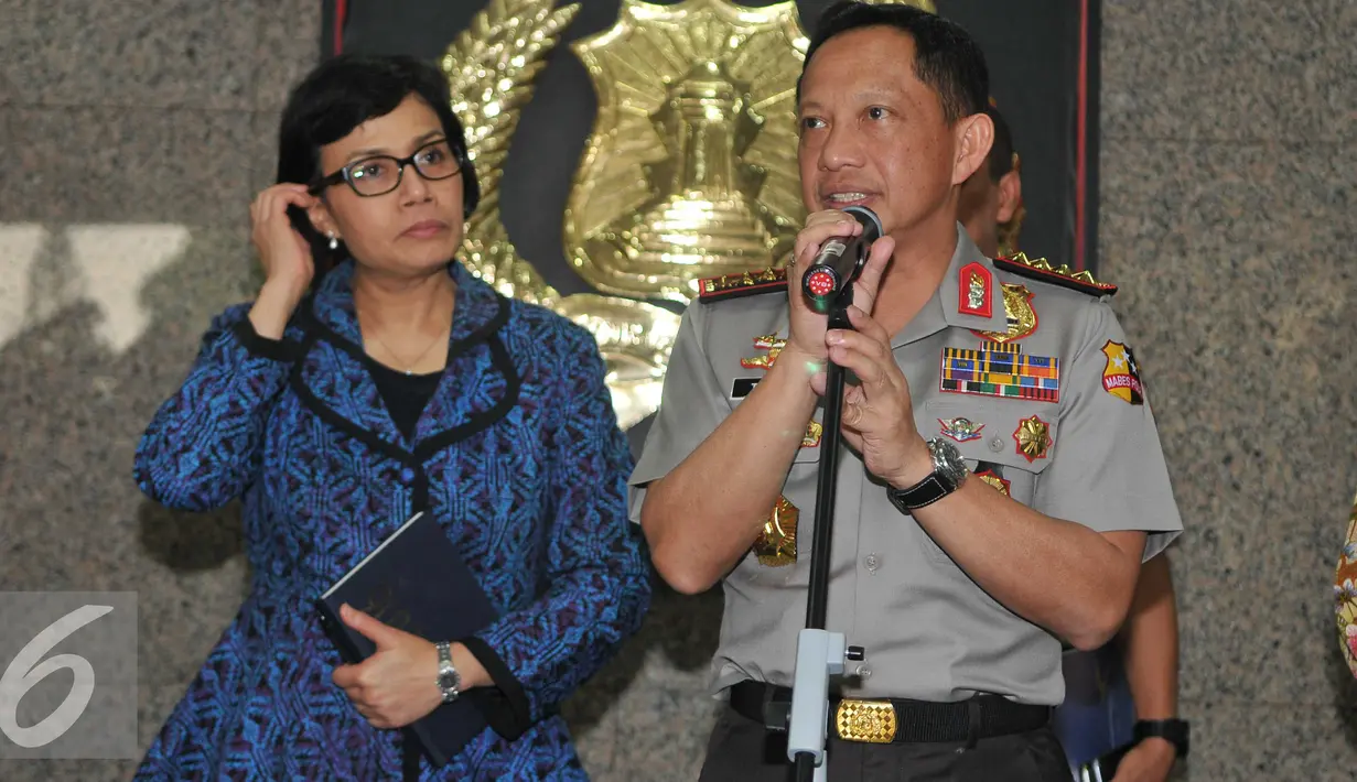 Kapolri Tito Karnavian (kanan) bersama Menkeu Sri Mulyani memberikan keterangan di  Mabes Polri, Jakarta, Jumat (29/7). Bersama Kapolri, Sri Mulyani melakukan video Call  sosialisasi Tax Amnesty ke seluruh Kapolda. (Liputan6.com/Gempur M Surya)