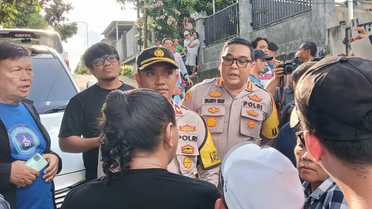 Kapolresta Manado Kombes Pol Julianto P Sirait bernegosiasi dengan massa pendukung paslon E2L-HJP di Manado pada, Kamis (28/11/2024).