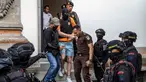 Salah satu tersangka kasus pembunuhan berencana terhadap warga negara Australia yaitu Zivan Radmanovic dan korban luka Sanar Ghanim, Darcy Francesco Jenson (tengah) dibawa kembali ke rumah tahanan setelah menjalani pemeriksaan oleh pihak kejaksaan di Badung, Bali, pada 15 Oktober 2025. (Dicky Bisinglasi/AFP)