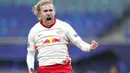 Pemain RB Leipzig, Emil Forsberg, melakukan selebrasi usai mencetak gol ke gawang Paris Saint Germain pada laga Liga Champions di RB Arena, Kamis (5/11/2020). RB Leipzig menang dengan skor 2-1. (AP/Michael Sohn)