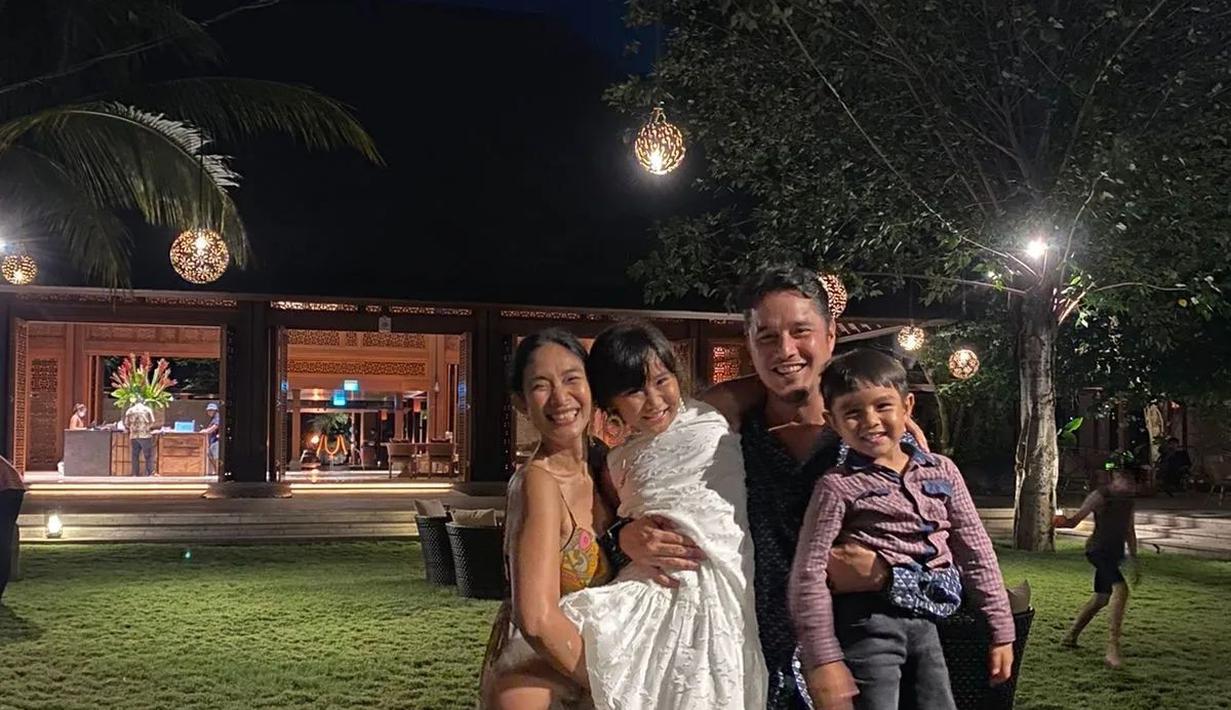 Happy Salma dan Tjokorda Bagus, serta anak-anak, saat merayakan 12 tahun pernikahan. Tampak anak-anaknya sudah beranjak besar. (Foto: Instagram/@tjokgus)