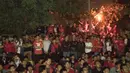 Pendukung Liverpool menyalahkan suar saat manyaksikan nonton bareng Manchester United melawan Liverpool bersama Bola.com di Alibaba Futsal, Bekasi, Minggu (13/8/2015). (Bola.com/Vitalis Yogi Trisna)