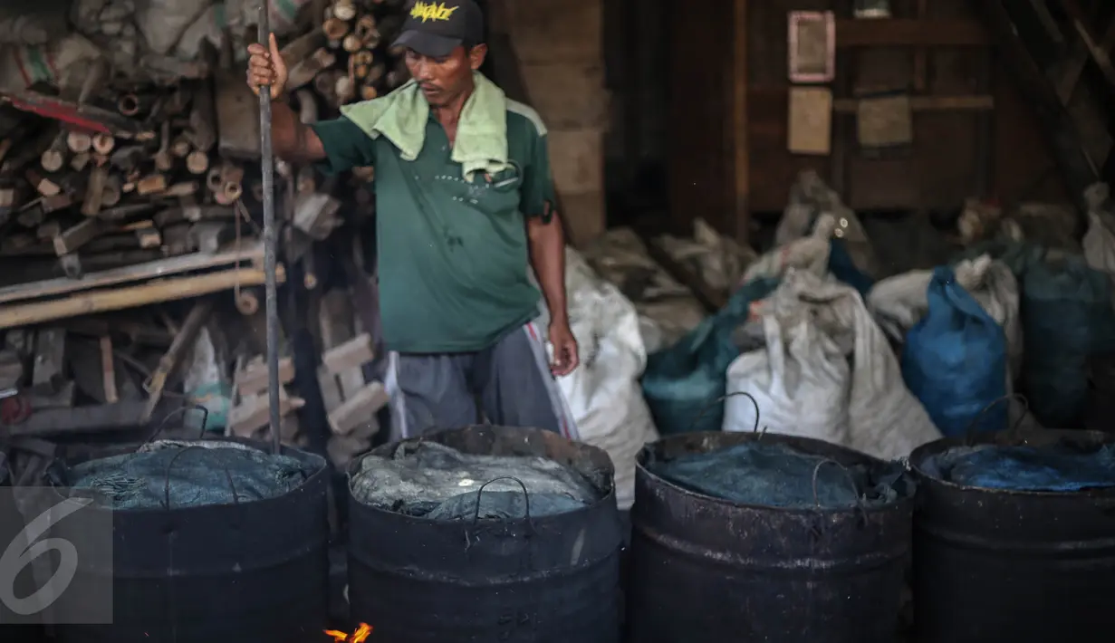 Seorang pekerja merebus kerang hijau di kawasan Muara Angke, Jakarta, Senin (3/8/2015). D Dengan penghasilan rata-rata Rp 30 ribu/hari, para buruh pengupas kerang hijau tersebut harus cukup memenuhi kebutuhan hidup keluarganya (Liputan6.com/Faizal Fanani)