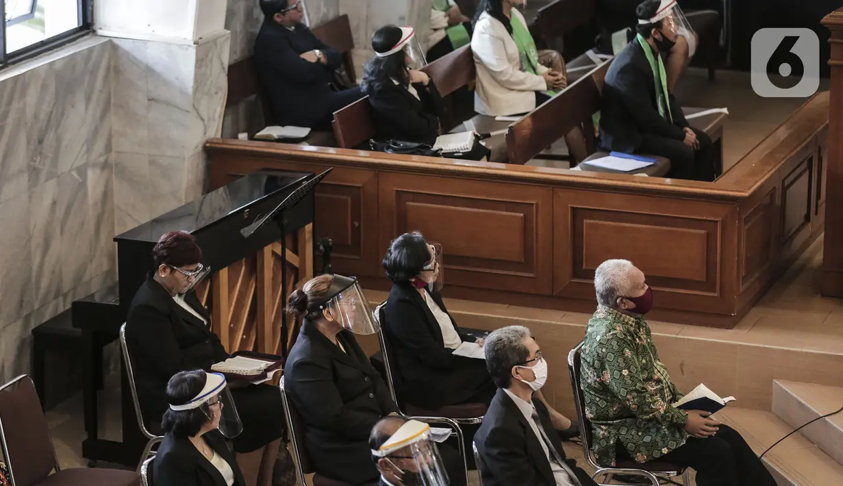 Suasana misa di Gereja Protestan Indonesia Bagian Barat (GPIB) Effatha, Jakarta, Minggu (5/7/2020). Jemaat GPIB Effatha untuk pertama kalinya melaksanakan misa pada keadaan kenormalan baru. (Liputan6.com/Johan Tallo)