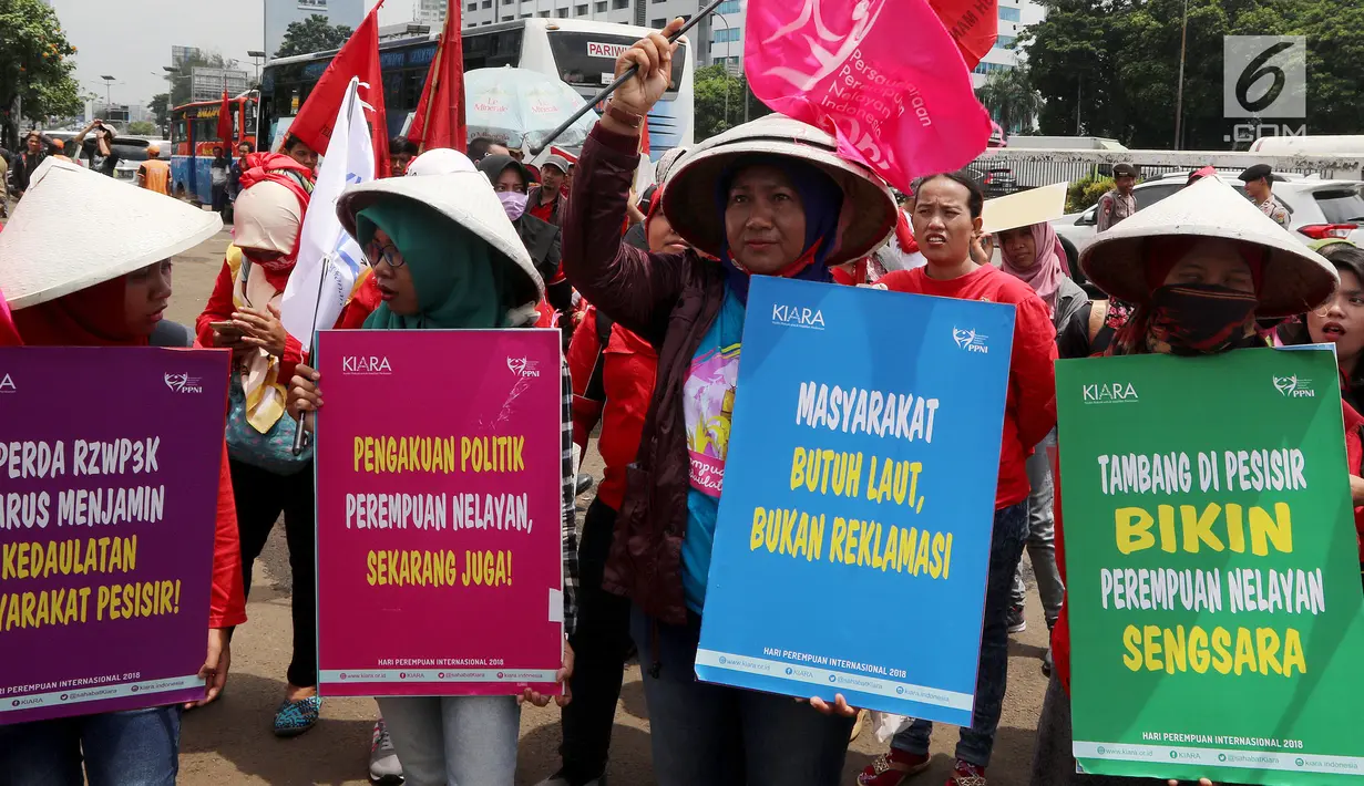 Demonstran Parade Juang Perempuan Indonesia membawa sejumlah poster saat demontrasi di depan Gedung DPR, Jakarta, Kamis (8/3). Demonstran meminta pemerintah memperhatikan kesejahteraan dan kemerdekaan perempuan. (Liputan6.com/JohanTallo)