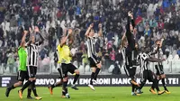 Para pemain Juventus merayakan kemenangan atas Chievo pada laga Serie A Italia di Stadion Allianz, Turin, Sabtu (9/9/2017). Juventus menang 3-0 atas Chievo. (AFP/Miguel Medina)