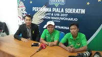 Pelatih Jabar U-15 memberikan keterangan setelah timnyPiala meraih juara Piala Soeratin. (Bola.com/Ronald Seger)