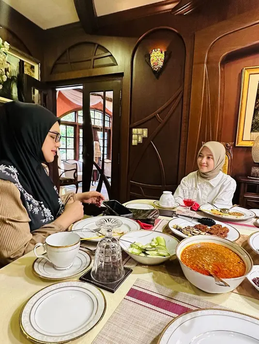 Siti Nurhaliza juga mengungkapkan rasa senangnya bisa menyambut Nissa Sabyan di hari Jumat yang penuh berkah itu. Selain menjamu Nissa dan rombongan dengan makanan, mereka juga berdiskusi perkembangan karier satu sama lain. Penyanyi kenamaan Negeri Jiran itu pun mendoakan agar konser Nissa dan Sabyan berjalan dengan lancar. (Liputan6.com/IG/@ctdk)