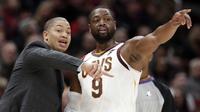 Pelatih Cavaliers, Tyronn Lue (kiri) memberikan arahan kepada Dwyane Wade pada laga NBA basketball game di Quicken Loans Arena, Cleveland, (18/11/2017), Cavs menang 118-113. (AP/Tony Dejak)