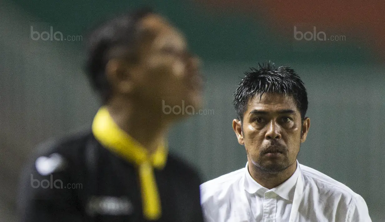 Pelatih Semen Padang, Nil Maizar, kecewa dengan keputusan wasit saat melawan PS TNI pada laga Liga 1 di Stadion Pakansari, Bogor, Minggu (30/7/2017). PS TNI menang 2-1 atas Semen Padang. (Bola.com/Vitalis Yogi Trisna)