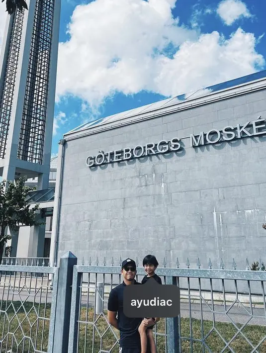 Ayudia dan Dito beserta anaknya Sekala merayakan Idul Adha jauh dari di rumah. Sepertinya mereka merayakannya di Swedia. @dittopercussion