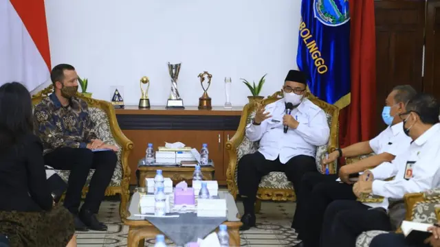 Councellor Australia  Mr. Sam Potter (Kanan) bertemu Plt Bupati Probolinggo Timbul Prihanjoko (Istimewa)
