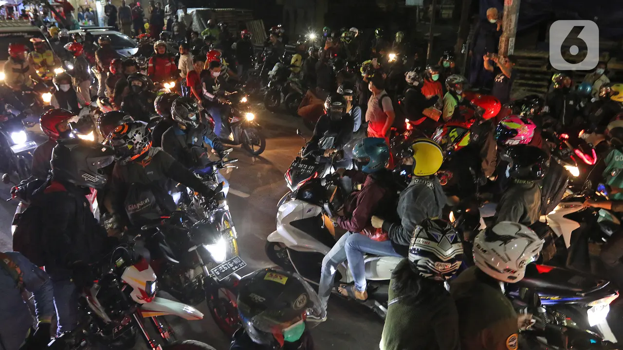 FOTO: Nekat, Pemudik Lawan Arus Lintasi Posko Penyekatan di Kedungwaringin