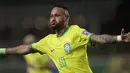 Penyerang Brasil Neymar merayakan gol kelima tiimnya yang dicetak ke gawang Bolivia dalam Kualifikasi Piala Dunia 2026 di Estadio Mangueirao, Sabtu (9/9/2023) pagi WIB. (AP Photo/Bruna Prado)