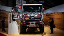 Awak media berfoto dengan truk Hino Motors Seri 500 pada sesi jumpa pers Japan Mobility Show di Tokyo pada Rabu 29 Oktober 2025. Penting menjadi catatan, nama-nama besar seperti Toyota, Nissan, Mazda, Honda, Mitsubishi, Subaru, Daihatsu, Suzuki, Lexus, Hyundai, BMW, Mercedes-Benz, Mini, dan BYD tampil membawa konsep masa depan mereka.
(Philip FONG/AFP)