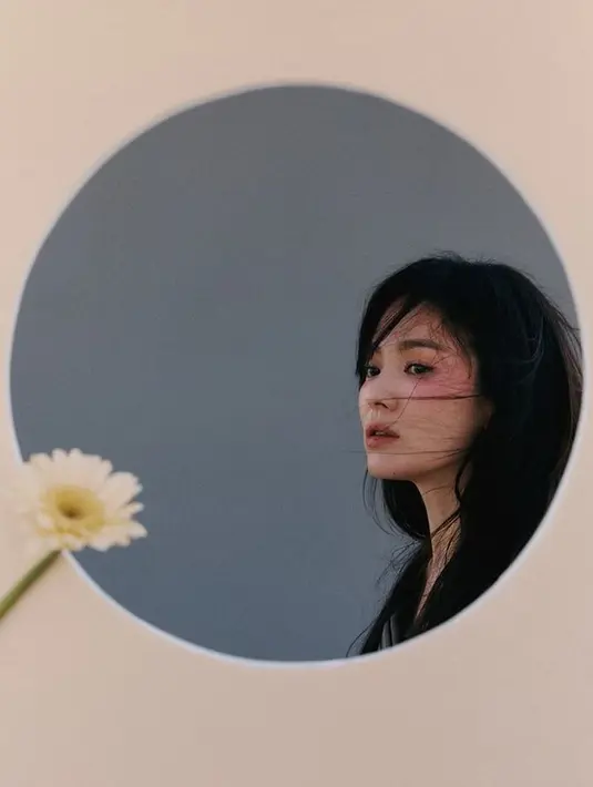 Berbeda dari makna aslinya, oleh netizen foto-foto b-cut Song Hye Kyo ini, justru diartikan sebagai 'Best-Cut'. (Sumber Foto: Instagram/kyo1122)