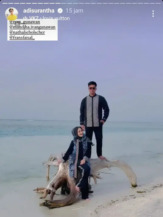 Keduanya tampil kompak mengenakan baju couple nuansa biru. (Instagram/nathalieholscher).