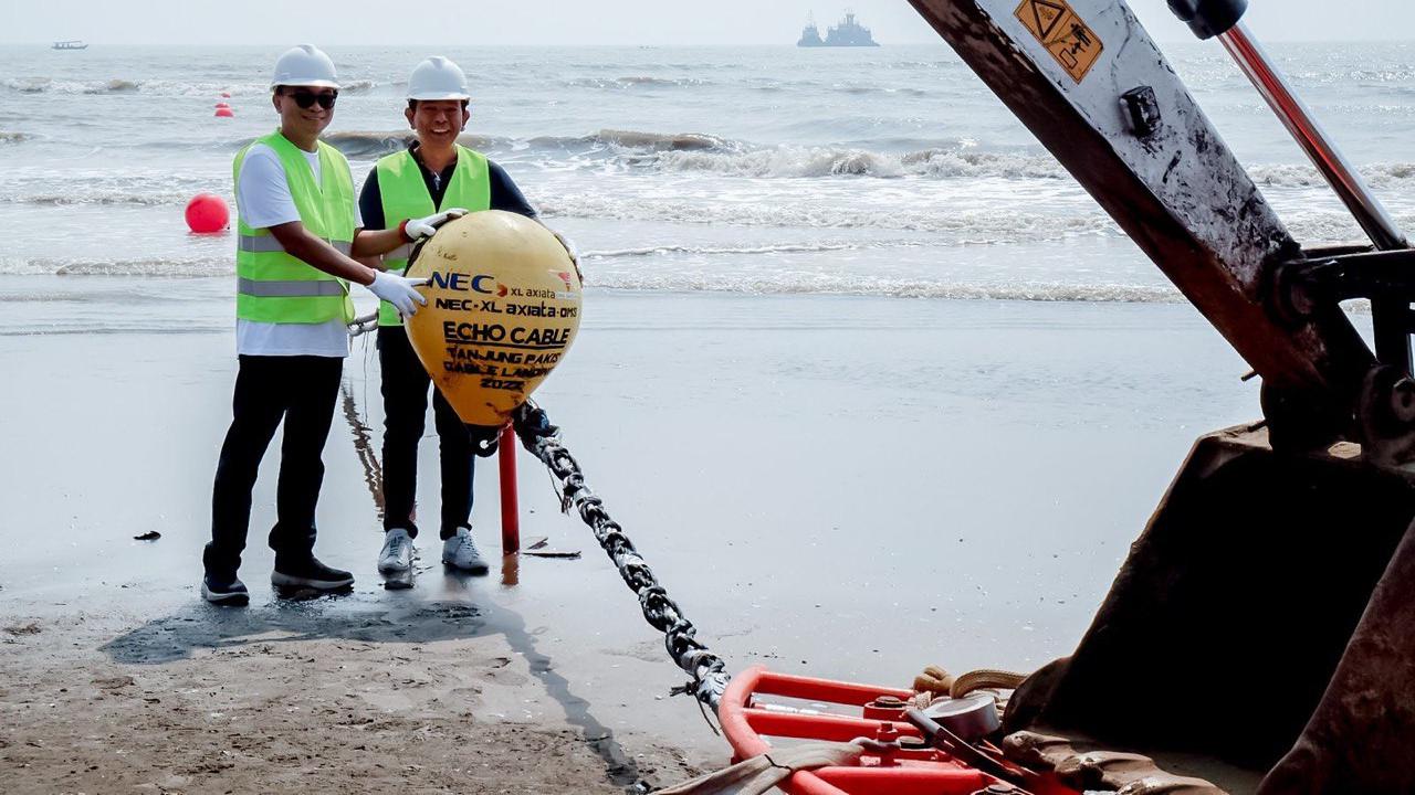 Direktur Teknologi XL Axiata I Gede Darmayusa (kiri) dan SVP PT NEC Indonesia Dolat Sembiring menarik kabel laut Echo di Tanjung Pakis, Karawang, Jawa Barat.