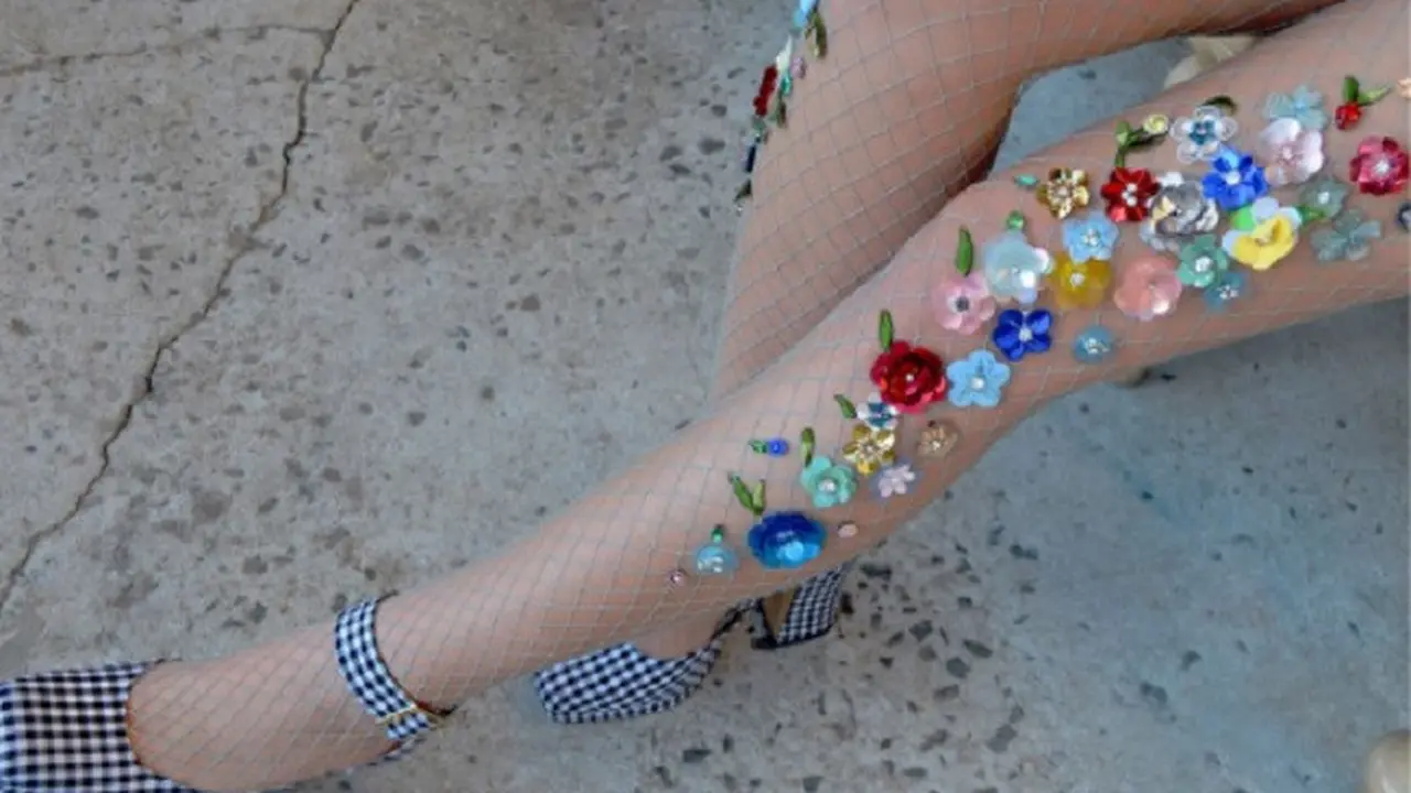 Embroidery Fishnet, Tren Fashion Unik yang Instagramable